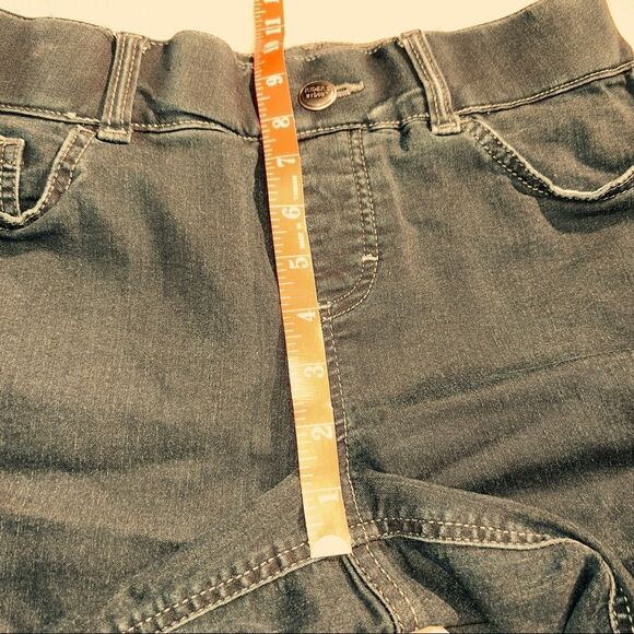 Woman’s Riders by Lee Mid Rise Capri Jeans Large - Picture 3 of 7